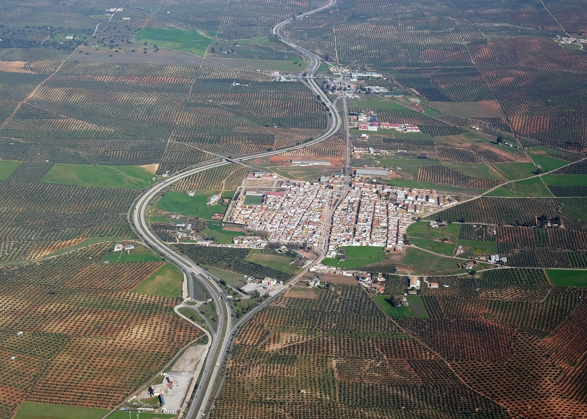 La autovía A-4 entre olivares a su paso por Guarromán, Jaén, vista desde el aire
